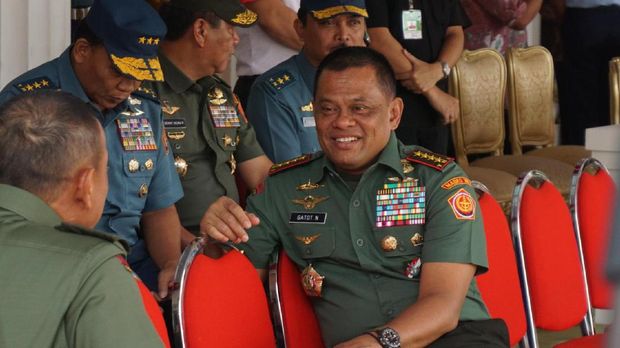 Panglima TNI memantau jalannya geladi resik itu.