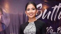 Senyum manisnya membuat para pria luluh. Pool/Noel/detikFoto.