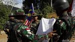 Foto: Ketika Tentara Indonesia dan Malaysia Patroli Bersama