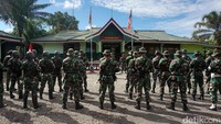 Mereka menggelar apel bersama di depan posko berbendera dua negara Indonesia Malaysia.