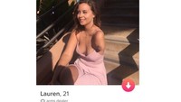 Dalam Tinder Lauren mendeskripsikan dirinya hands down the best catch on tinder; face 10/10; body 9/10; personality 20/10; arms 1/2. (Foto: Twitter/@DuckFanAccount)