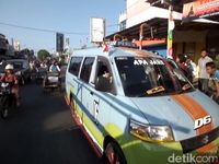 Angkot Mogok Massal, Polisi Jadi Sopir Dadakan di Cirebon