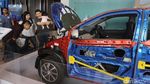 Foto : Pengunjung GIIAS Terpesona dengan Daihatsu Sigra yang Dikuliti
