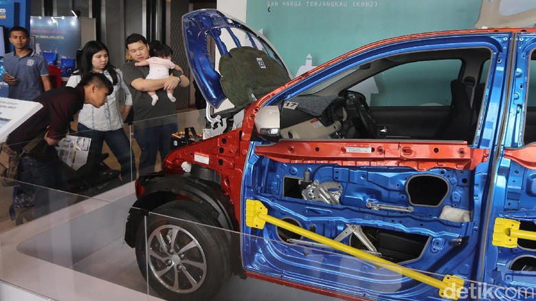 Pengunjung GIIAS 2018 (Foto: Ari Saputra) Pengunjung GIIAS 2018 (Foto: Ari Saputra)