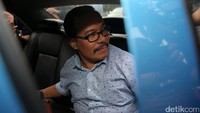 Jarot meninggalkan gedung KPK.