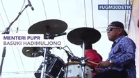 Menteri PUPR Basuki Hadimuljono menjadi drummer saat penutupan PPSMB Universitas Gadjah Mada (UGM).  Foto: Screenshot Instagram @ugm.yogyakarta