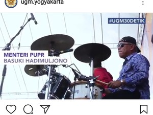 Aksi Nyentrik Menteri Jokowi: Nge-band, Nge-trail, hingga Hiking