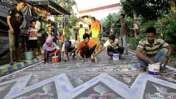 Meriahkan HUT RI ke-72, Warga Pekalongan Membatik Jalan Desa
