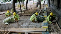 Sejumlah pekerja tengah melakukan penataan pedestrian di kawasan Masjid Istiqlal, Jakarta, Selasa (15/8/2017).