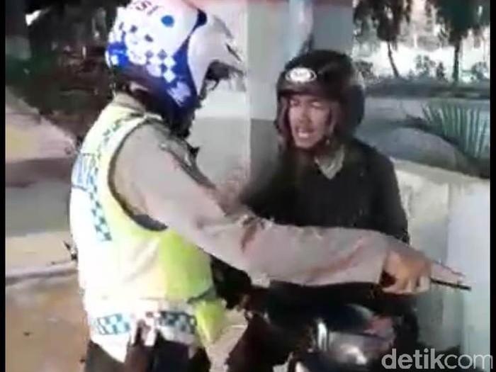 Tak Terima Ditilang, Pengendara Ini Malah Rusak Motor Sendiri