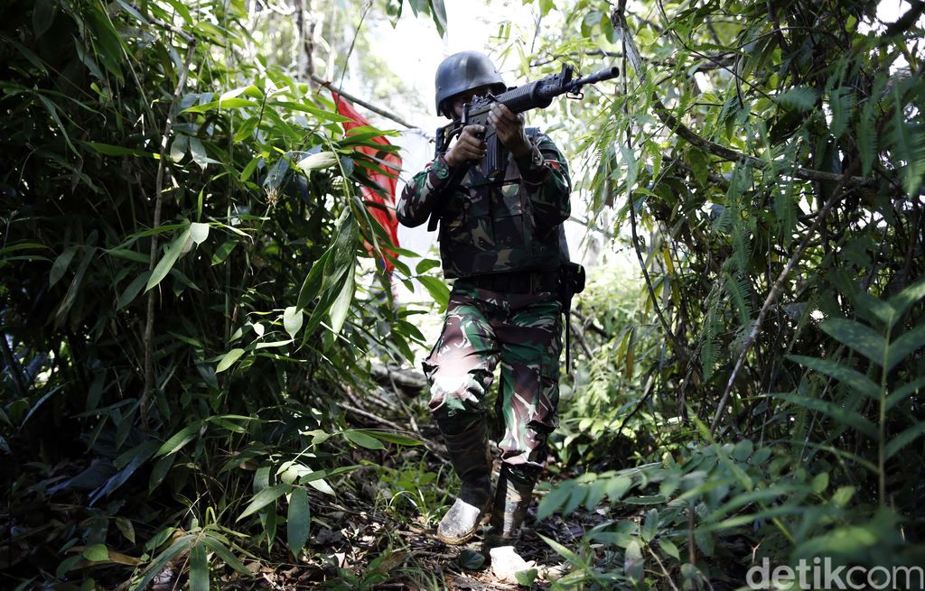 Tentara Gabungan Indonesia Malaysia yang tergabung menjadi Satuan Tugas Penjaga Perbatasan (Satgas Pamtas) menjalani operasi patok bersama-sama di kawasan Entikong.