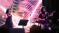 Saat itu, band indie asal Jakarta tersebut menggandeng Mocca sebagai teman duet di atas panggung. Foto: Asep Syaifullah/detikHOT