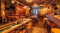 Bersantai di The Biutiful Pub, Romania dijamin istimewa karena suasananya antik. Ada chandelier vintage di atap ruangan yang dipadukan dengan sentuhan modern dan misterius di ruangan bar. Foto: Istimewa