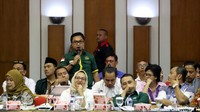 Salah satu perwakilan partai politik memberikan pertanyaan kepada KPU.