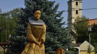 Kisah Elizabeth Bathory dikenal sebagai sejarah kelam di Eropa. Khususnya bagi masyarakat Slovenia, mereka begitu benci dan geram tiap kali mendengar kisah Elizabeth Bathory. Bahkan, pemerintah setempat pernah membangun patung Elizabeth Bathory di alun-alun kota untuk mengenangnya. Tapi justru, hal itu ditentang dan dikecam oleh para wanita di sana (CNN Travel)
