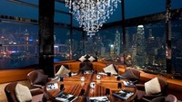 Nah, kalau yang ini cocok untuk pencinta ketinggian. Ozone ada di lantai 118 hotel Ritz Carlton, Hong Kong. Bersantap di sini serasa bersantap di atas pesawat karena bisa lihat pemandangan ketinggian.  Foto: Istimewa