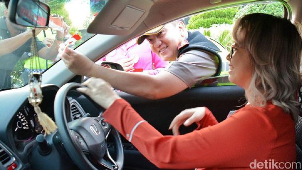 Kapolrestabes pasang bendera di mobil warga/