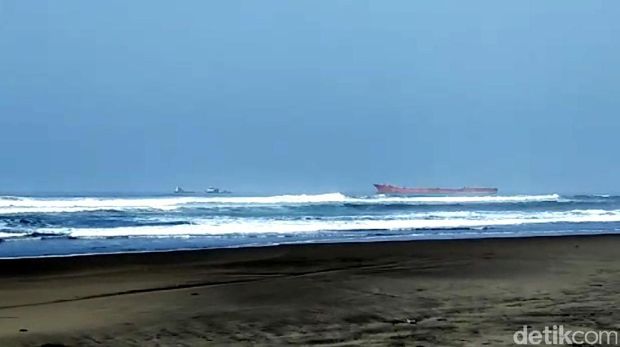 Tugboat Rusak, Kapal Tanker Terdampar di Perairan Cianjur