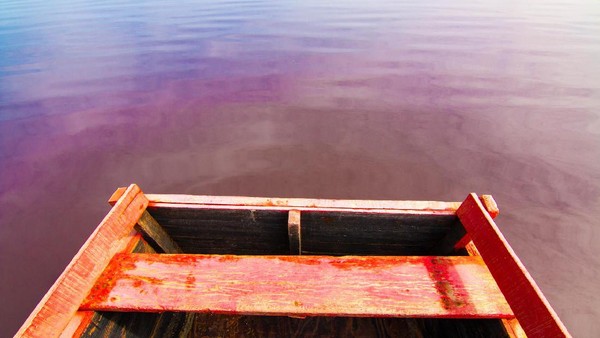 Traveler bisa menaiki perahu dan mendayung hingga ke tengah danau (Thinkstock)