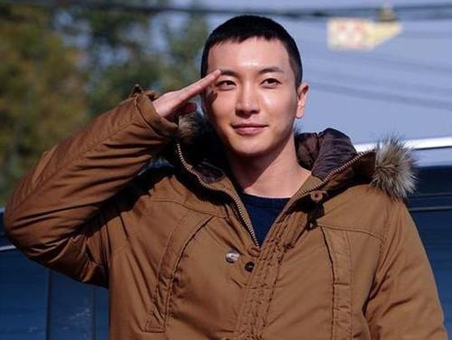 Leeteuk, leader boyband Super Junior ini masuk wamil pada Oktober 2012 dan selesai pada Juli 2014. Foto: istimewa
