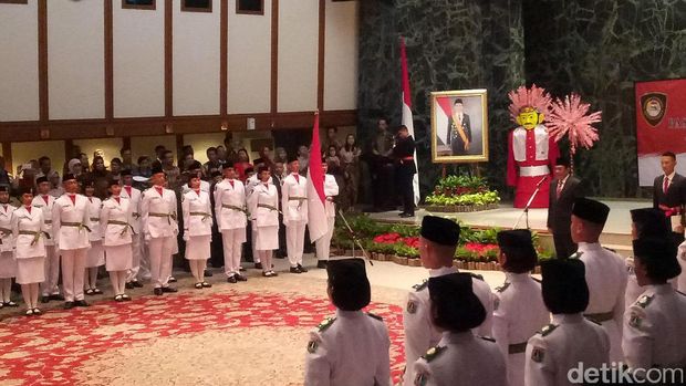 Pengukuhan anggota Paskibraka di Balai Kota DKI