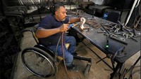 Siapa bilang penyandang disabilitas kehilangan produktivitasnya? Di Mesir, penyandang disabilitas bisa tetap produktif dengan menjadi pembuat organ prostetik bagi orang miskin. Foto: Mohamed Abd El Ghany/Reuters