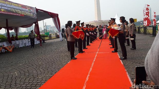 Pelepasan pedang pora untuk purnawirawan polisi