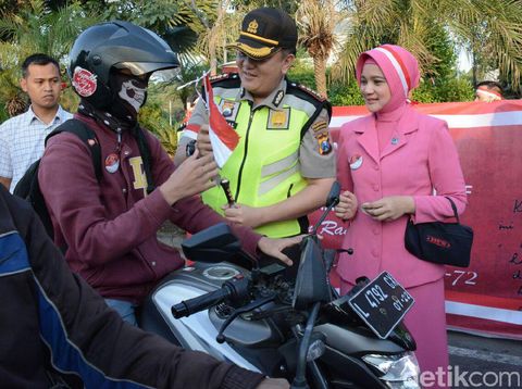 Bendera merah putih dibagikan ke pengguna jalan/