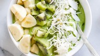 Green Smoothie Bowl ini dibuat dari alpukat dan kiwi serta pisang. Manis, asam menyegarkan dengan renyah kelapa kering.(Foto: Istimewa)