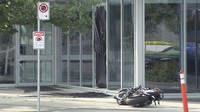 Seorang saksi mata mengatakan bahwa pengendara motor (pemeran pengganti wanita) tersebut mengalami kecelakaan dan menabrak jendela Shaw Tower, Kanada. (Dok. Twitter/CTVNewsBen)
