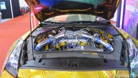 Bergaya western dengan corak bunga-bunga, mobil sport ini menggendong mesin standar pabrik V6 berkapasitas 3.800 cc yang tenaga maksimal awalnya 565 daya kuda. Namun beragam ubahan telah dilakukan, sehingga tenaga maksimalnya sudah mencapai 800 daya kuda. Foto: Ruly Kurniawan