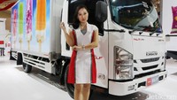 Usher berpose di salah satu truk Isuzu Elf.