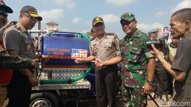 Asops Kapolri Irjen M Iriawan dan Panglima Kodam II Sriwijaya Mayjen AM Putranto saat Apel Supervisi dan Atensi Penanggulangan Karhutla di Posko Karhutla Ogan Ilir