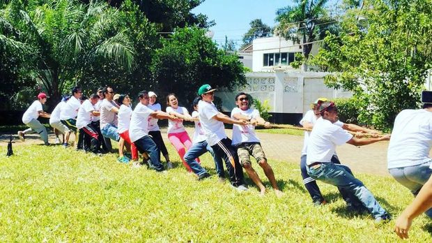 Kemeriahan menyambut HUT RI ke 72 tidak hanya terasa di tanah air. Bagi WNI di Tanzania, tradisi perayaan HUT RI lewat berbagai perlombaan juga dirasakan pada hari Minggu, 13 Agustus 2017 lewat digelarnya lomba-lomba seperti balap karung, bola voli dan tarik tambang yang digelar KBRI Dar es Salaam