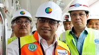 Budi Karya mencoba menaiki moda transportasi berbasis Android People Mover System yang mulai diuji coba pada hari kedua itu.
