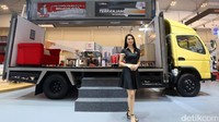 Usher ini siap menyambut pengunjung yang melihat truk Mitsubishi Fuso FE 74 Long yang menjadi Colt Diesel terpanjang di dunia.