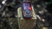 Alat pelacak GPS dihidupkan memeriksa koordinat patok ini. Tak ada masalah yang berarti, patok dipastikan tak bergeser.