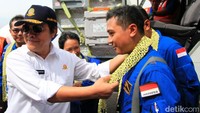 Captain Esther Gayatri Saleh, co-pilot Captain Adi Budi Atmoko dan seorang kru flight test enginnering Yustinus K langsung dikalungi rangkaian bunga setelah sukses menerbangkan Pesawat N219. Captain Esther Gayatri Saleh, co-pilot Captain Adi Budi Atmoko dan seorang kru flight test enginnering Yustinus K langsung dikalungi rangkaian bunga setelah sukses menerbangkan Pesawat N219.