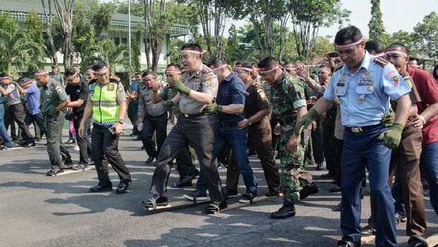 Lomba bakiak juga tak kalah seru