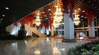 Pilar-pilar gedung juga tampak ditutup kain putih berhias bunga merah (Foto: Bagus Prihantoro Nugroho/detikcom)