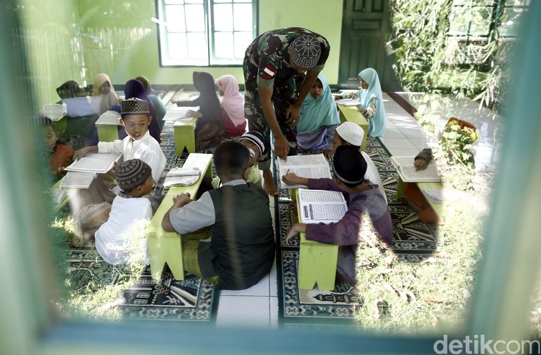 Cerita dari Barak: Tinggalkan Istri hingga Rogoh Kantong Pribadi Cerita dari Barak: Tinggalkan Istri hingga Rogoh Kantong Pribadi