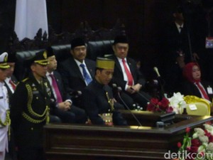 Jokowi Banggakan INKA dan PTDI Tembus Pasar Ekspor