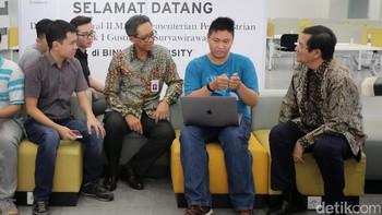 Mahasiswa Binus memaparkan aplikasi yang dibuat para mahasiswa kepada  Dirjen ILMATE Kemenperin I Gusti Putu Suryawirawan dan Rektor Universitas Binus, Harjanto Prabowo di Kampus Binus Alam Sutera, Tangerang, Rabu (16/8/2017).