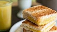 Roti bakar sangat populer di Singapura, namanya Kaya Toast. Roti tawar diiris tipis dan dipanggang lalu diolesi selai srikaya dan mentega. Selai srikaya dibuat dari telur dan santan. Foto: Istimewa