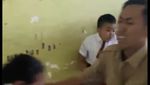 Foto: Ekspresi Guru Ditendang Selangkangannya Saat Bujuk Murid Imunisasi
