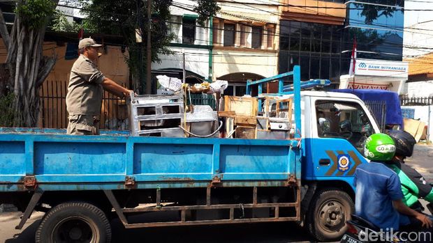 Satpol PP menertibkan para PKL di Tanah Abang.