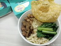 Bakmi spesial dengan paduan daging ayam dan jamur.