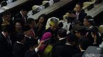 Foto: Saat Jokowi Diserbu Ajakan Selfie Anggota Dewan