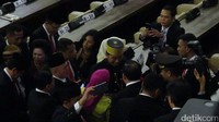 Saat hendak menuju pintu keluar, Jokowi yang ditemani JK langsung diserbu anggota dewan. (Foto: Gibran Maulana Ibrahim/detikcom)
