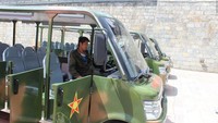 Seorang mantan supir truk yang bekerja untuk militer AS asal China, Lin Kongxun menceritakan pengalamannya melewati jalanan itu. Menurutnya, saat musim panas tiba setelah musim hujan maka jalanan akan benar-benar berbahaya dan licin. Tak sedikit, truk yang jatuh dan nyungsep ke jurang (Katie Hunt/CNN Travel)